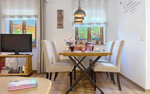 Sonne: Meubilair, Interieur Ontwerp, Stoel, Flooring, Tafel, Verdieping, Hout, Kamer, Keuken En Eettafel, Eetkamer