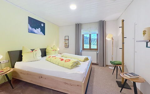 Sonne: Bed, Interieur Ontwerp, Slaapkamer, Muur, Flooring, Verdieping, Laken, Meubilair, Bedding, Hout