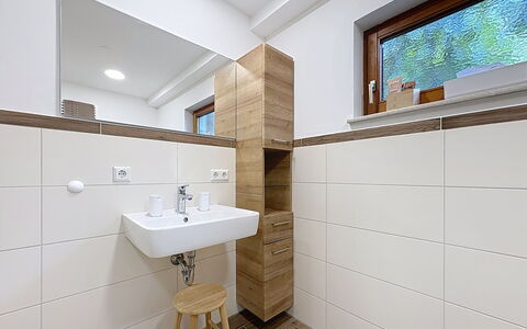 Sonne: Flooring, Muur, Interieur Ontwerp, Hout, Loodgieterswerkinrichting, Verdieping, Badkamer, Wastafel In De Badkamer, Kraan, Wastafel