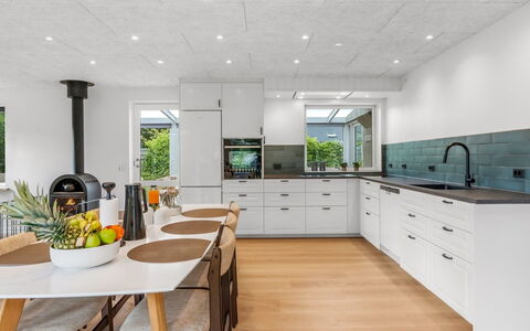 Aischa - 1.5Km from the Sea: Keuken, Flooring, Countertop, Interieur Ontwerp, Hout, Meubilair, Verdieping, Toestel Van De Keuken, Plafond, Houten Vloer