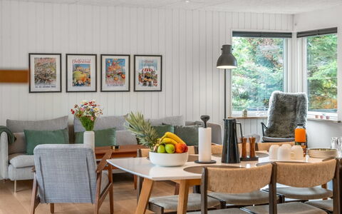 Aischa - 1.5Km from the Sea: Meubilair, Interieur Ontwerp, Flooring, Tafel, Hout, Stoel, Eetkamer, Keuken En Eettafel, Verdieping, Fotolijst