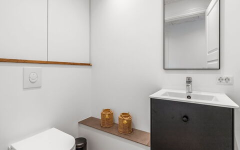 Aischa - 1.5Km from the Sea: Muur, Flooring, Loodgieterswerkinrichting, Interieur Ontwerp, Verdieping, Badkamer, Wc Bril, Toilet, Badkamerkast, Kraan
