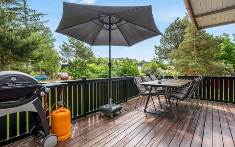 Aischa - 1.5Km from the Sea: Hout, Meubilair, Buitenmeubels, Houten Vloer, Dek, Stoel, Veranda, Hardwood, Beits, Schaduw