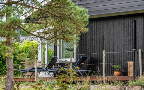 Aischa - 1.5Km from the Sea: Hout, Verblijf, Siding, Schaduw, Veranda, Tuin, Backyard, Garden Gebouwen, Hardwood, Werf
