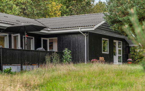 Aischa - 1.5Km from the Sea: Gebouw, Huis, Hout, Dak, Huis, Woongebied, Siding, Architectuur, Verblijf, Struik