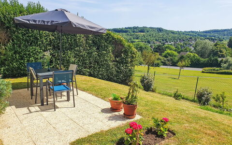 Les Ducs de Normandie: Meubilair, Struik, Tuin, Buitenmeubels, Tafel, Buitentafel, Stoel, Groundcover, Gazon, Landscaping