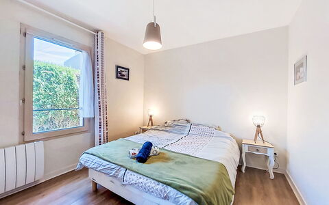 Claudel: Bed, Interieur Ontwerp, Slaapkamer, Meubilair, Laken, Verdieping, Flooring, Bedding, Hout, Plafond