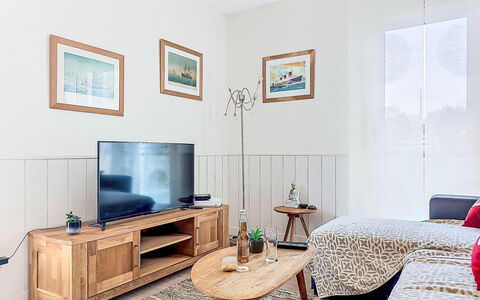 Claudel: Meubilair, Interieur Ontwerp, Flooring, Hout, Televisie, Kamer, Verdieping, Woonkamer, Fotolijst, Bankstel