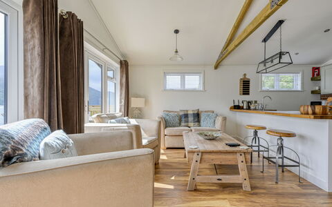 Loch Ness Hamptons Lodge: Hout, Flooring, Verdieping, Plafond, Meubilair, Houten Vloer, Hardwood, Beits, Bankstel, Woonkamer