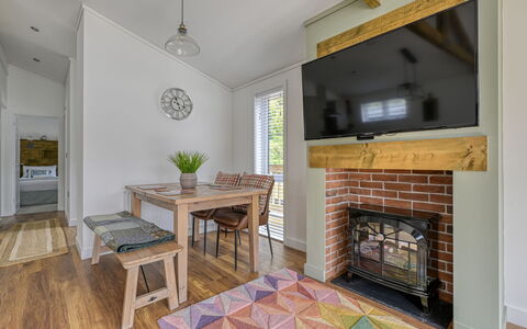 Loch Ness Hamptons Lodge: Flooring, Meubilair, Interieur Ontwerp, Verdieping, Hout, Plafond, Houten Vloer, Kamer, Woonkamer, Verlichting