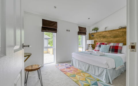 Loch Ness Hamptons Lodge: Meubilair, Interieur Ontwerp, Flooring, Verdieping, Slaapkamer, Bed, Muur, Hout, Plafond, Kamer