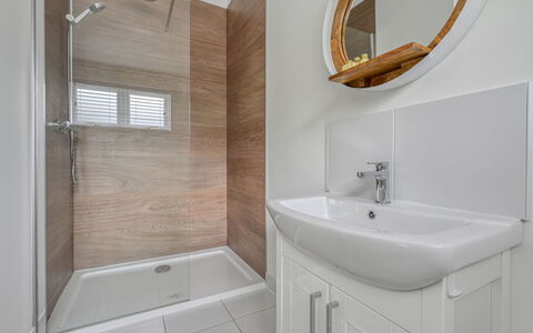 Loch Ness Hamptons Lodge: Badkamer, Muur, Flooring, Loodgieterswerkinrichting, Interieur Ontwerp, Verdieping, Wastafel, Wastafel In De Badkamer, Loodgieter, Kraan