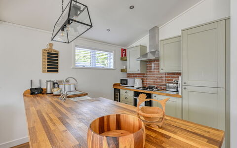 Loch Ness Hamptons Lodge: Countertop, Keuken, Flooring, Interieur Ontwerp, Meubilair, Cabinetry, Hout, Toestel Van De Keuken, Plafond, Verdieping