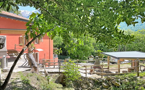 Sorico Albonico 697: Toevlucht, Zwembad, Landgoed, Schaduw, Landscaping, Eco Hotel, Hotel, Villa