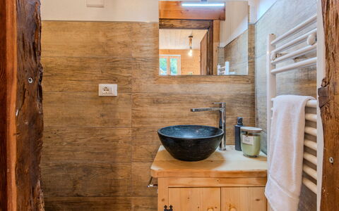 Sorico Albonico 697: Wastafel In De Badkamer, Flooring, Loodgieterswerkinrichting, Muur, Wastafel, Interieur Ontwerp, Badkamer, Verdieping, Hout, Kraan