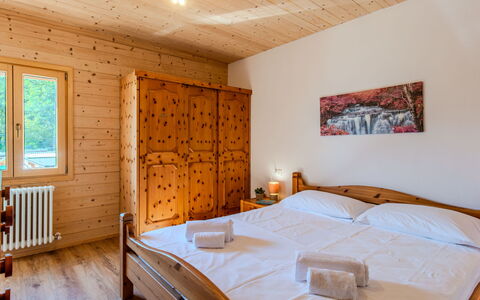 Sorico Albonico 697: Hout, Plafond, Meubilair, Slaapkamer, Hardwood, Kamer, Bed, Beits, Bed Frame, Laken