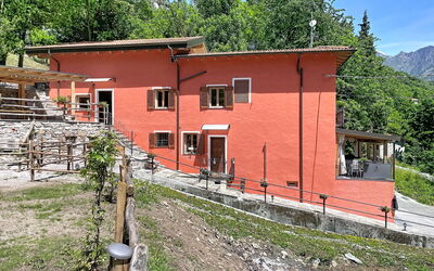 Sorico Albonico 697: Toevlucht, Zwembad, Landgoed, Schaduw, Landscaping, Eco Hotel, Hotel, Villa
