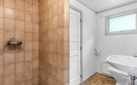 Elif - 200M from the Sea: Badkamer, Muur, Flooring, Loodgieterswerkinrichting, Verdieping, Interieur Ontwerp, Loodgieter, Tegel, Plafond, Toilet
