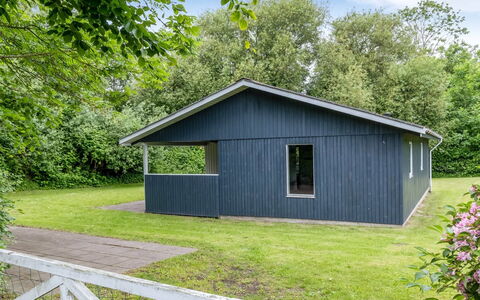 Elif - 200M from the Sea: Dak, Schuur, Verblijf, Garden Gebouwen, Siding, Groundcover, Gazon, Tuin, Werf, Backyard