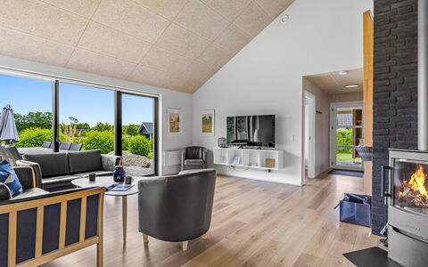 Anabel - 800M from the Sea: Flooring, Interieur Ontwerp, Meubilair, Verdieping, Hout, Houten Vloer, Plafond, Bankstel, Woonkamer, Stoel