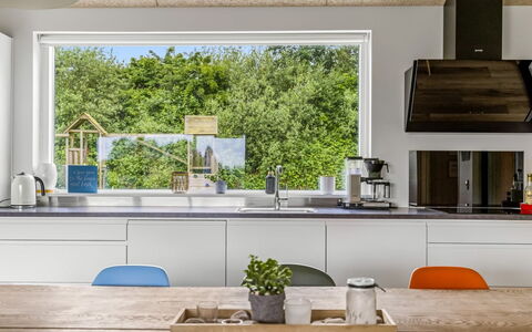 Anabel - 800M from the Sea: Keuken, Countertop, Meubilair, Interieur Ontwerp, Toestel Van De Keuken, Hout, Flooring, Cabinetry, Huishoudapparatuur, Verlichting