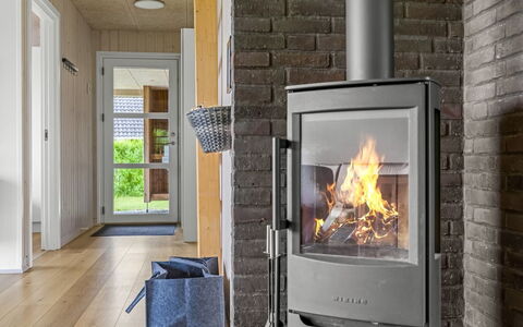 Anabel - 800M from the Sea: Flooring, Haard, Houtkachel, Hardwood, Houten Vloer, Stoel, Beits, Woonkamer, Fireplace, Kamerplant