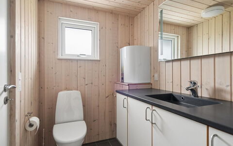 Algeth - 2.5Km from the Sea: Loodgieterswerkinrichting, Flooring, Hout, Wastafel, Verdieping, Badkamer, Interieur Ontwerp, Toilet, Kraan, Loodgieter