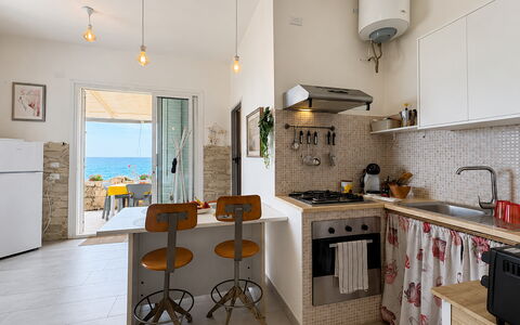 La Casa in Riva al Mare: Meubilair, Flooring, Keuken, Interieur Ontwerp, Stoel, Keuken En Eettafel, Tafel, Verdieping, Major Appliance, Appartement