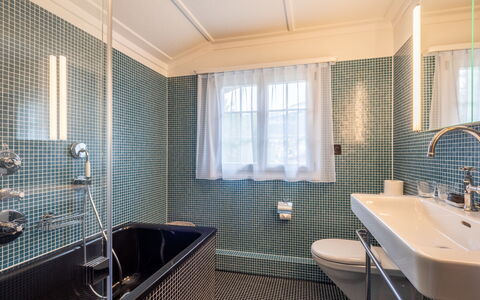 Chalet Cauma: Badkamer, Loodgieterswerkinrichting, Flooring, Interieur Ontwerp, Verdieping, Loodgieter, Bad, Kraan, Tegel, Wastafel