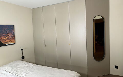 Casa Partnun 4-3: Muur, Interieur Ontwerp, Slaapkamer, Flooring, Hout, Verdieping, Meubilair, Bed, Verlichting, Plafond