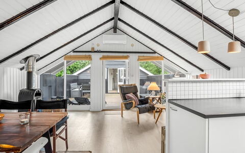 Ragnborg - 700M from the Sea: Hout, Plafond, Flooring, Interieur Ontwerp, Verdieping, Meubilair, Houten Vloer, Stoel, Zolder, Keuken En Eettafel