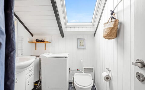 Ragnborg - 700M from the Sea: Loodgieterswerkinrichting, Flooring, Plafond, Wastafel, Interieur Ontwerp, Verdieping, Badkamer, Kraan, Loodgieter, Toilet