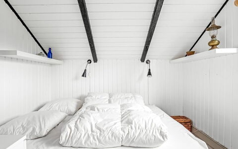 Ragnborg - 700M from the Sea: Slaapkamer, Hout, Plafond, Bed, Interieur Ontwerp, Verdieping, Verlichting, Bedding, Laken, Linens