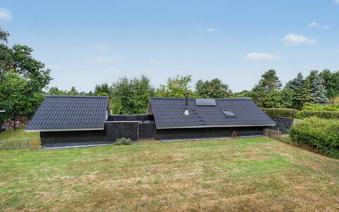 Ragnborg - 700M from the Sea: Gras, Dak, Huis, Huis, Verblijf, Groundcover, Tuin, Gazon, Helling, Schaduw