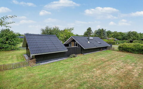 Ragnborg - 700M from the Sea: Gras, Dak, Huis, Huis, Verblijf, Landelijk Gebied, Groundcover, Gazon, Tuin, Helling