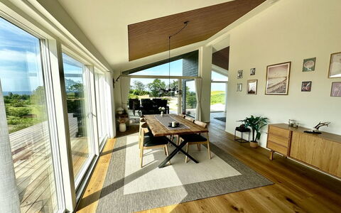 Theodora - 600M from the Sea: Hout, Interieur Ontwerp, Plafond, Flooring, Houten Vloer, Verdieping, Huis, Hardwood, Woonkamer, Keuken En Eettafel