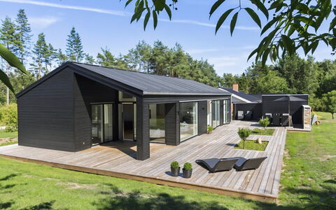 Theodora - 600M from the Sea: Dak, Huis, Verblijf, Siding, Deur, Garden Gebouwen, Landgoed, Schaduw, Boerderij, Werf