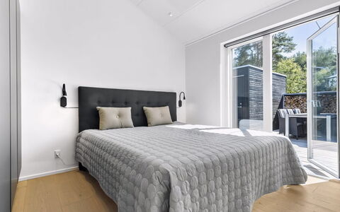 Theodora - 600M from the Sea: Hout, Interieur Ontwerp, Slaapkamer, Bed, Flooring, Verdieping, Plafond, Meubilair, Bedding, Laken
