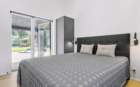 Theodora - 600M from the Sea: Bed, Slaapkamer, Interieur Ontwerp, Meubilair, Flooring, Bedding, Laken, Verdieping, Linens, Plafond