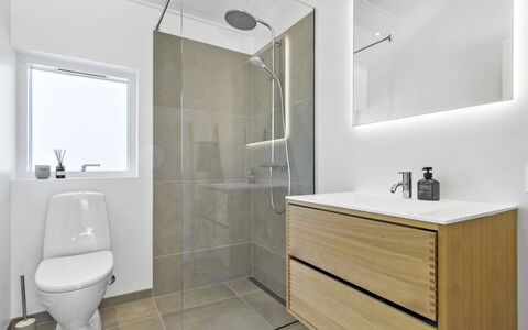 Theodora - 600M from the Sea: Badkamer, Flooring, Verdieping, Loodgieterswerkinrichting, Interieur Ontwerp, Wastafel In De Badkamer, Badkamerkast, Toilet, Wastafel, Kraan