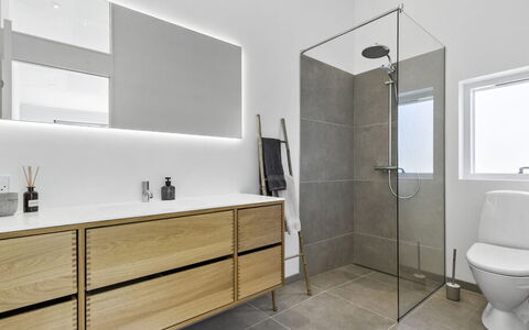 Theodora - 600M from the Sea: Flooring, Verdieping, Loodgieterswerkinrichting, Interieur Ontwerp, Badkamerkast, Badkamer, Wastafel In De Badkamer, Loodgieter, Cabinetry, Kraan