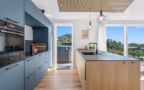 Theodora - 600M from the Sea: Keuken, Countertop, Hout, Flooring, Meubilair, Interieur Ontwerp, Toestel Van De Keuken, Cabinetry, Verdieping, Plafond