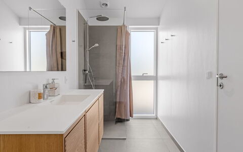 Theodora - 600M from the Sea: Flooring, Verdieping, Interieur Ontwerp, Loodgieterswerkinrichting, Muur, Wastafel In De Badkamer, Wastafel, Hout, Badkamerkast, Badkamer