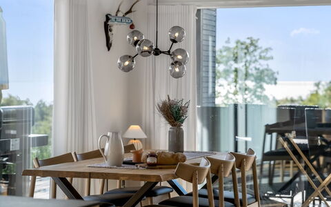 Theodora - 600M from the Sea: Meubilair, Interieur Ontwerp, Hout, Eetkamer, Stoel, Lichte Inrichting, Keuken En Eettafel, Plafond, Flooring, Tafel