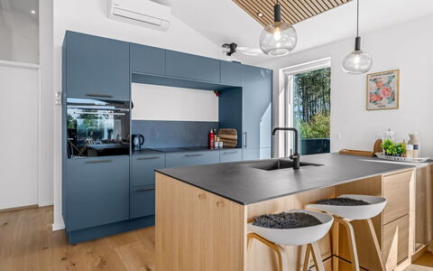 Theodora - 600M from the Sea: Meubilair, Countertop, Keuken, Interieur Ontwerp, Flooring, Cabinetry, Toestel Van De Keuken, Verdieping, Hout, Plafond