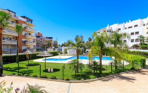 Sea Garden: Woongebied, Appartement, Condominium, Landgoed, Landscaping, Binnenplaats, Hotel, Balkon, Toevlucht