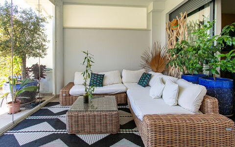 Sea Garden: Meubilair, Bankstel, Interieur Ontwerp, Woonkamer, Bloempot, Flooring, Verdieping, Stoel, Kamerplant