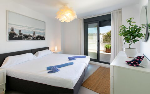 Sea Garden: Meubilair, Interieur Ontwerp, Bed, Slaapkamer, Hout, Kamer, Verdieping, Plafond, Laken, Flooring