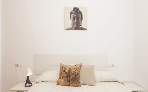 Luma: Bed, Meubilair, Slaapkamer, Bedding, Interieur Ontwerp, Muur, Laken, Verdieping, Hout, Kamer