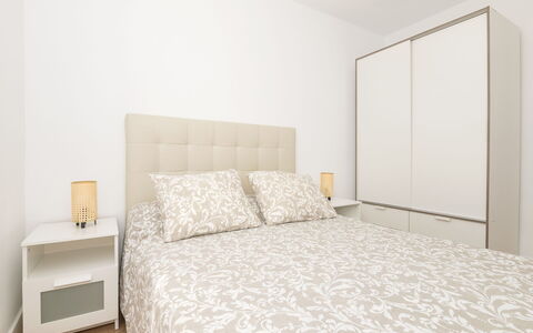 Buleria: Meubilair, Bed, Slaapkamer, Interieur Ontwerp, Bedding, Muur, Laken, Hout, Linens, Verdieping